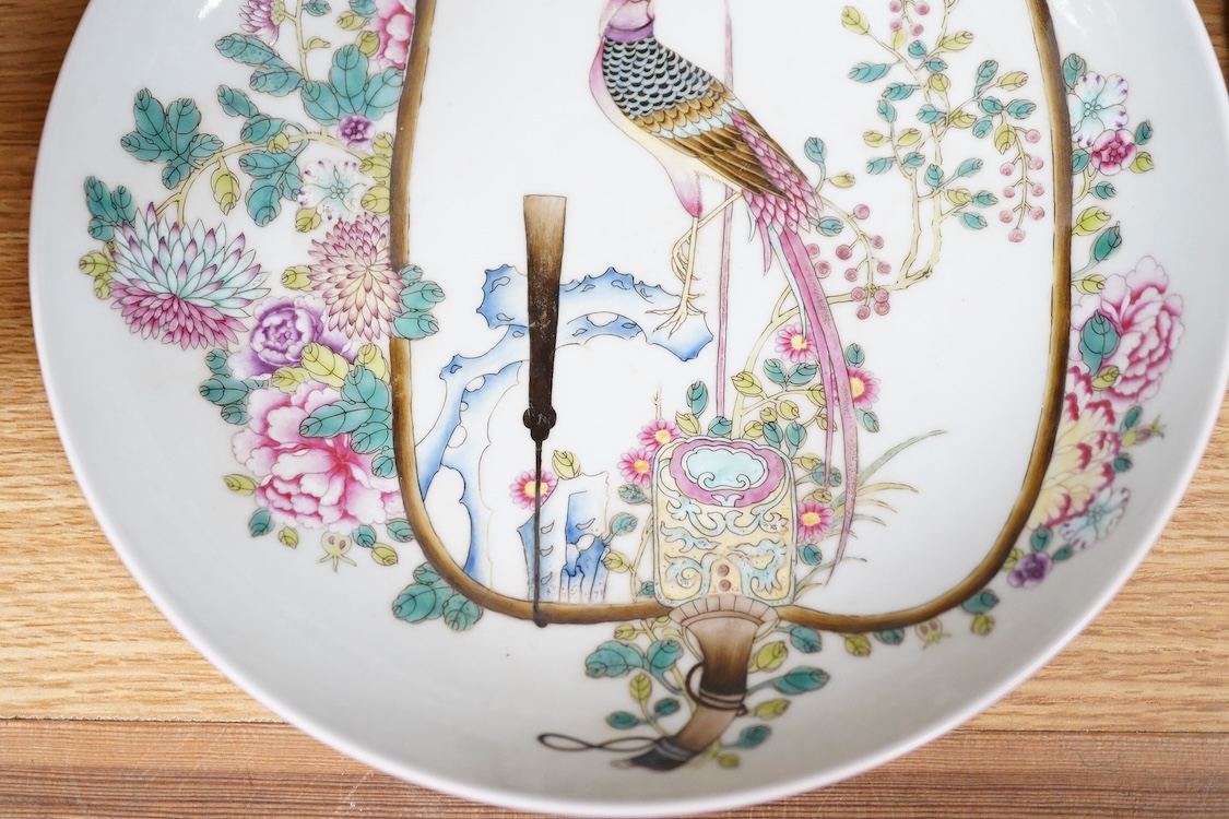 A Chinese Famille rose dish, 21.5cm